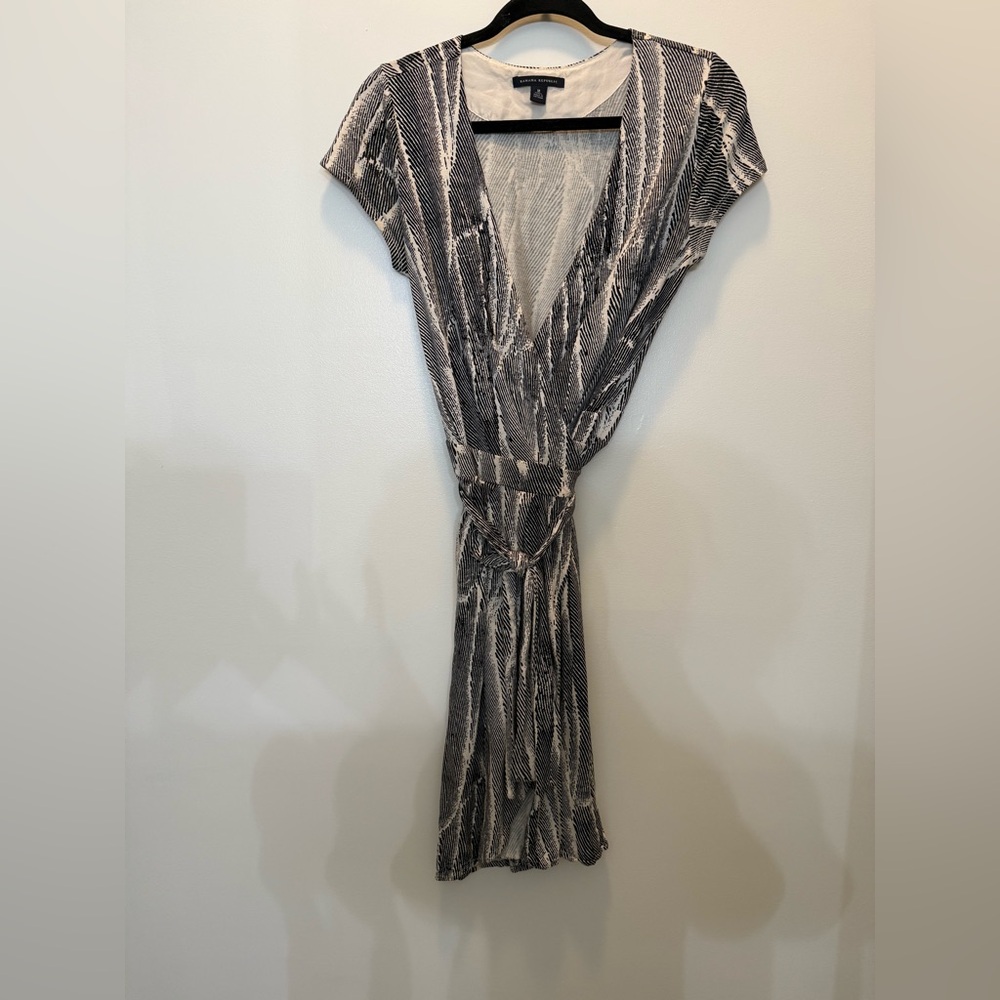 Banana Republic Black and White Wrap  Dress with Short Sleeves -‎ Size M